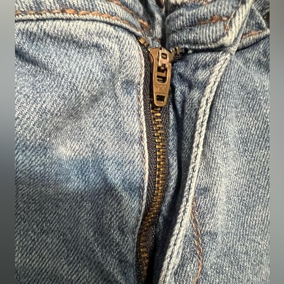 American Rag Blue Jeans- Juniors | Style: Distressed Cropped2 | Size:11 *Vintage - Picture 9 of 12